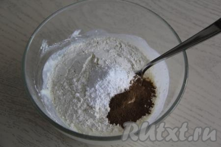 Всыпать в миску корицу, муку и разрыхлитель.