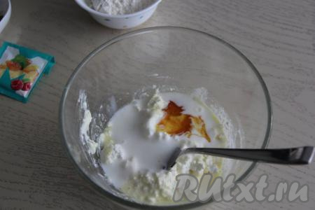 Добавить кефир и мёд, перемешать. Вместо мёда можно всыпать такое же количество сахара.