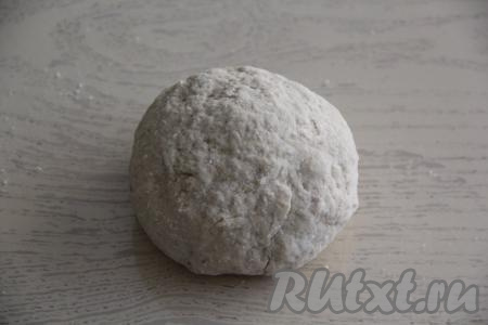 Вначале перемешать массу ложкой, а затем руками замесить мягкое творожное тесто. Поместить тесто в пакет и убрать в холодильник часа на 2.