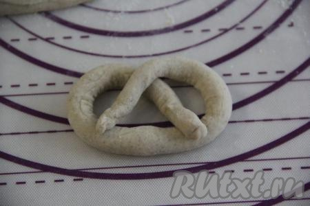 Сформировать из каждого жгутика творожный кренделёк (как на фото).