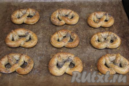 Выпекать творожные крендельки в разогретой духовке минут 15 при температуре 200 градусов.