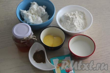 Подготовить продукты для приготовления творожных&nbsp;крендельков в духовке.