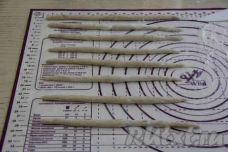 Разделить тесто на 18-20 частей. Каждую часть раскатать в длинный жгутик.