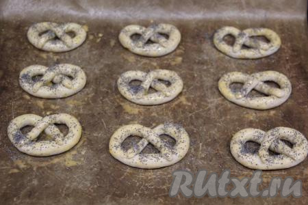 Смазать верх кренделей взбитым желтком и посыпать маком.