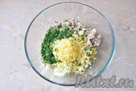 Добавьте нарезанные также небольшими кубиками солёные огурчики. Сыр натрите на тёрке сразу в чашу. По вкусу добавьте немного измельчённой зелени (я добавляю укроп).