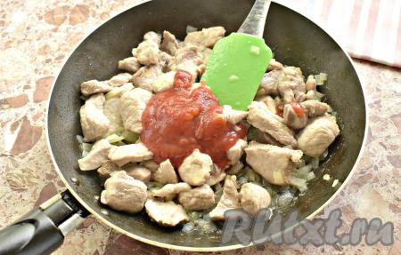 Затем к свинине с луком добавляем томатную пасту (также подойдёт кетчуп или соус из помидоров), перемешиваем и тушим под крышкой 3-5 минут, помешивая иногда.