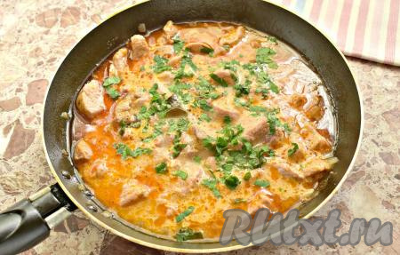 Вкусная, очень аппетитная поджарка из свинины с подливкой готова.