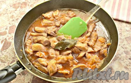 Добавляем лавровый лист, ждём закипания. После закипания убавляем огонь до минимального и тушим свинину под крышкой около 20 минут, если нужно, влейте ещё немного бульона (или воды).