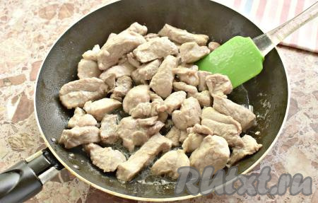 В сковороду вливаем растительное масло, прогреваем его. Перекладываем&nbsp;свинину на сковороду и на сильном огне обжариваем до лёгкой корочки, иногда перемешивая (мне для обжаривания потребовалось 5 минут).