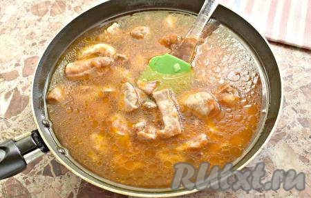 Вливаем горячий мясной бульон (или кипячёную воду), перемешиваем.