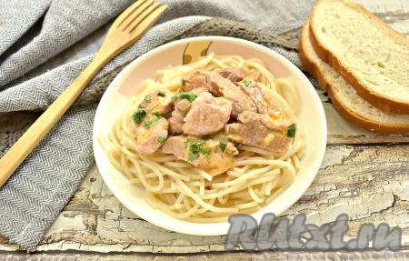 Я подала поджарку из свинины вместе с макаронами, полив подливкой. Очень вкусно, угощайтесь!