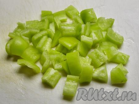 Болгарский перец моем, удаляем из него плодоножку вместе с семенами и нарезаем кубиками.