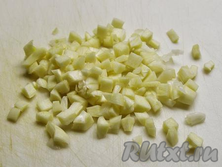 Луковицу очищаем от шелухи и нарезаем полукольцами (или четвертинками колец).&nbsp;Очищенные от кожуры зубчики чеснока нарезаем маленькими кубиками. Измельчать через пресс чеснок не нужно, так как такой чеснок во время жарки будет подгорать, что придаст блюду неприятный вкус.