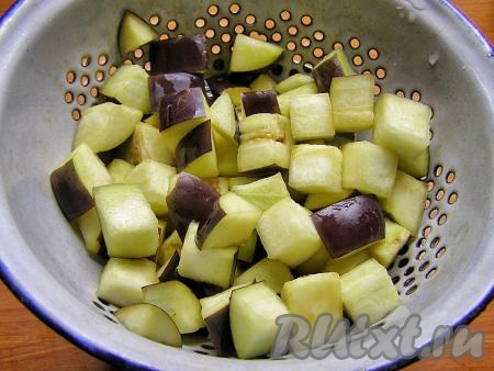 Через 15-20 минут баклажаны нужно переложить в дуршлаг и промыть холодной водой, чтобы смыть выступивший сок с горечью и лишнюю соль.