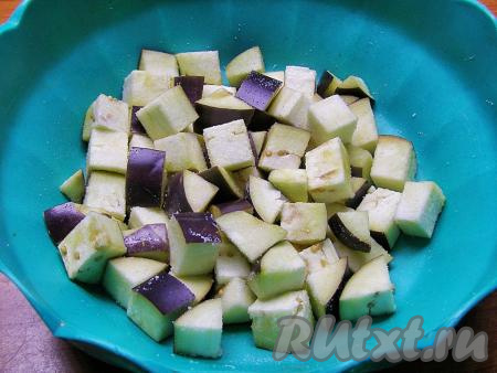 Баклажан моем, срезаем с него плодоножку и нарезаем кубиками со стороной, примерно, 1,5-2 см. Посыпаем кубики баклажанов, примерно, 1 столовой ложкой соли, перемешиваем и оставляем минут на 15-20, чтобы из баклажанов вышла горечь.