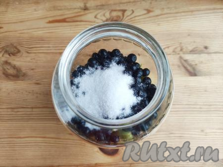 В банку добавить сахар и лимонную кислоту.