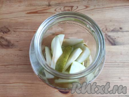 1,5-литровую банку простерилизовать (я стерилизую над паром в течение 3 минут), крышку простерилизовать в течение 2 минут в&nbsp;кипящей воде. Выложить в простерилизованную банку ломтики груш.