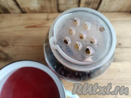 По истечении времени сироп из банки слить в эмалированную кастрюлю. Для удобства можно воспользоваться крышкой с дырочками, надев её на банку, или небольшим ситом. Кусочки груш и ягоды рябины должны остаться в банке.