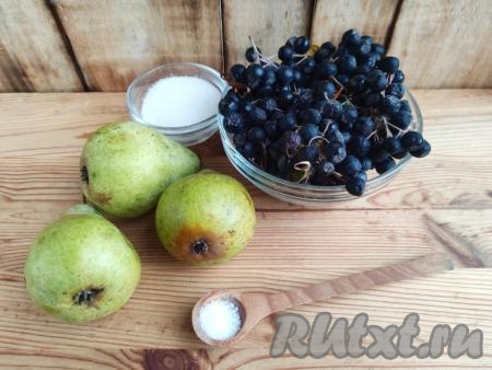 Подготовить ингредиенты для приготовления компота из черноплодной рябины и груш на зиму.