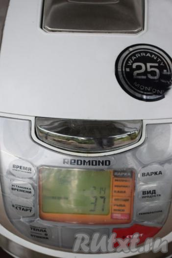 Далее выбираем режим приготовления. Во многих мультиварках Редмонд есть режим "Каша" или "Молочная каша", в моей мультиварке этот режим длится 10 минут и, конечно же, для варки рисовой каши с тыквой этого времени будет недостаточно. Также можно выбрать режим "Варка", но, на мой взгляд, он более агрессивный и жидкость выкипает на режиме "Варка" быстрее, чем нужно для каши. Поэтому я готовлю так: выбираю режим "Тушение", который длится 1 час, на этом режиме каша хорошо разварится, пропарится и получится очень мягкой и вкусной. Нажимаем кнопку меню несколько раз, пока не начнёт мигать программа "Тушение" и нажимаем "Старт". Крышку мультиварки не открываем, пока половина времени не пройдёт.