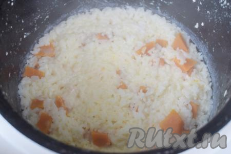 Закрываем крышку и готовим кашу до окончания программы "Тушение". Затем выключаем мультиварку и даём каше постоять под закрытой крышкой ещё минут 10.