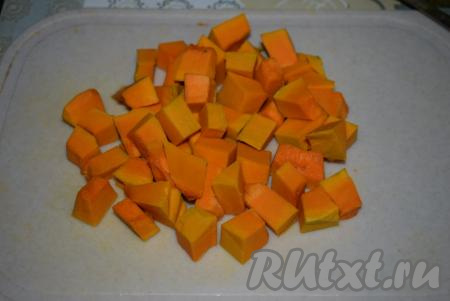 Для начала нарежем тыкву на дольки, очистим их от кожуры и семечек. 160 грамм очищенной тыквы нарежем на небольшие кубики.