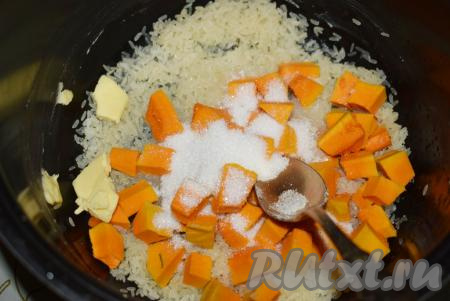Далее на рис выкладываем нарезанную тыкву. Добавляем сахар, соль и сливочное масло.