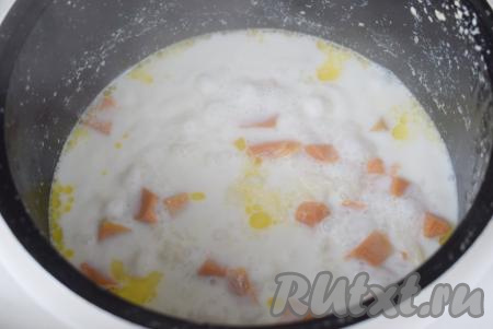 Далее открываем крышку и пробуем кашу на вкус, если надо, добавляем сахар и соль по вкусу.