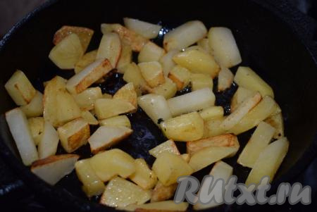 Пока индейка с зажаркой томятся, картофель нарежем на небольшие кубики и обжарим на сковороде с добавлением 2 столовых ложек растительного&nbsp;масла до полуготовности. Картошки много, поэтому я&nbsp;обжаривала её небольшими порциями (в 3 приёма), выкладывая в один слой, на сильном огне по 5-7 минут, периодически помешивая.