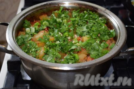 Готовое жаркое из индейки с картошкой достаём из духовки, посыпаем нарезанной зеленью, острым перцем, чесноком и перемешиваем.