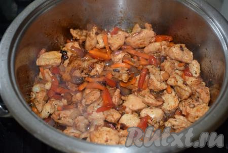 Выкладываем на кусочки индейки овощную зажарку.