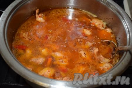 Вливаем воду, доводим до кипения, а затем томим содержимое кастрюли на медленном огне, примерно, 10 минут.