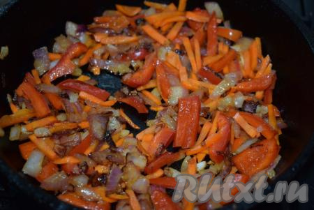 Жарим овощную зажарку на слабом огне, примерно, 7-8 минут, иногда помешивая (до мягкости овощей). Выключаем огонь.