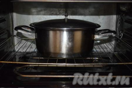 Накрываем кастрюлю крышкой и отправляем в разогретую духовку. Запекаем наше жаркое с индейкой и картошкой при температуре 190 градусов, примерно, 45 минут.