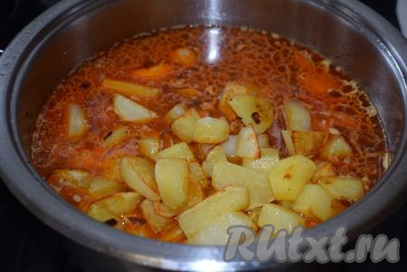 Обжаренный картофель перекладываем в кастрюлю к индейке с овощами. Пробуем подливку, если нужно, подсаливаем её&nbsp;по вкусу.