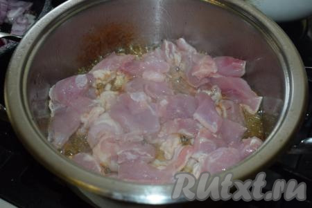 В кастрюлю (или в утятницу), в которой планируете запекать жаркое в духовке, наливаем 1 столовую ложку растительного масла, добавляем сливочное масло, ставим на средний огонь. После того как масло разогреется, выкладываем кусочки индейки и обжариваем их на среднем огне, постоянно помешивая, примерно, 5-7 минут. Если запекать жаркое планируете в горшочке, то индейку надо будет предварительно обжарить на сковороде и затем выложить в горшочек.