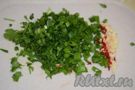 Нарезаем мелко зелень, чеснок, острый перец и&nbsp;зелёный лук.