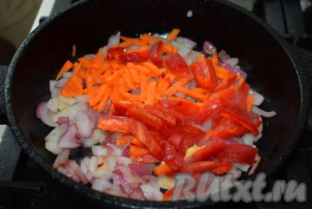 Морковь и болгарский перец нарезаем соломкой и отправляем к подрумянившемуся луку.
