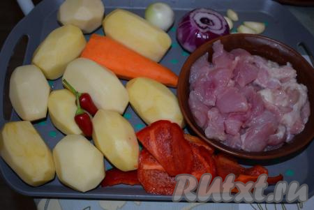 Подготовим все ингредиенты для приготовления жаркого. Картофель, лук, чеснок и морковь очистим от кожуры. Болгарский перец очистим от семян и плодоножки. Филе индейки нарежем небольшими кусочками.