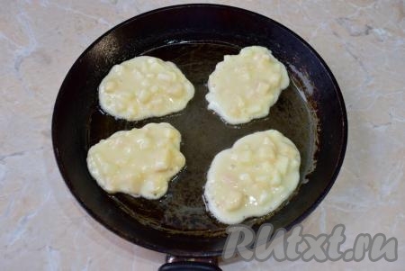 Оладьи удобно печь на блинной сковороде. Разогрейте сковороду до горячего состояния с небольшим количеством растительного масла и столовой ложкой выкладывайте немного теста.&nbsp;