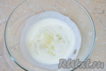 Затем в получившуюся смесь влейте кефир любой жирности, перемешайте венчиком содержимое миски до однородности.