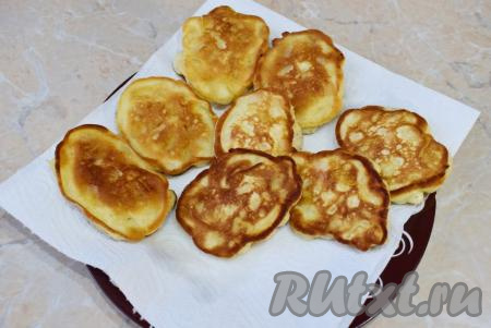 Готовые оладьи перекладывайте со сковороды на тарелку, застеленную бумажными полотенцами, чтобы удалить излишки масла. А оставшееся тесто перемешайте и постепенно пожарьте все оладушки.