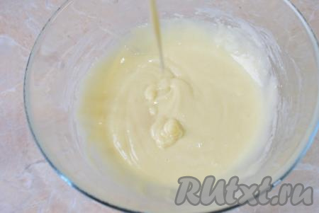 Добавляя муку, ориентируйтесь на консистенцию теста для оладий, оно должно получиться густым, напоминающим сметану средней густоты (как на фото).