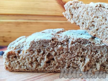 В холодильник всегда убираем подкормленную закваску после суток брожения - иначе она может погибнуть. А чем дольше живёт закваска, тем она сильнее - быстрее играет и лучше поднимает хлеб.
