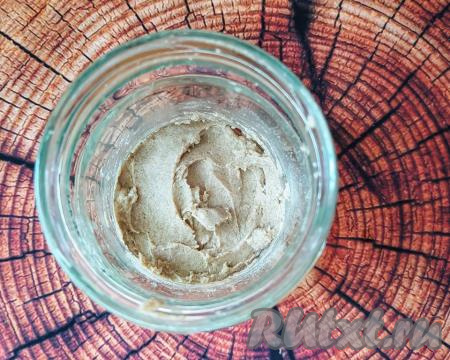 День второй.

Закваска выглядит также, как и день назад, имеет неприятный кислый запах - это нормально. Её нужно "покормить"  - добавить в имеющуюся массу 25 грамм ржаной муки и 25 грамм воды комнатной температуры. Кормить закваску желательно в одно и то же время. Тщательно перемешать. Накрыть перевёрнутой крышкой. Оставить в тёплом месте.