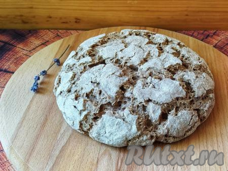 А на шестой день пеку хлеб. Вот такой домашний хлебушек получается на ржаной закваске, ржаной муке и воде.