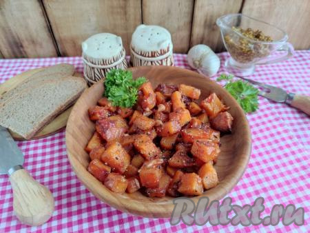 Затем достать вкусное, полезное, ароматное блюдо из духовки, выложить тыкву по-гречески на тарелку, украсить свежей зеленью и подать к столу в качестве основного блюда или в качестве дополнения к курице, рыбе или мясу.