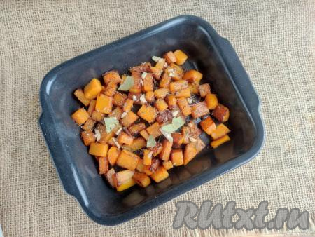 Добавить специи, лавровый лист (я его разломала на части) и соль.