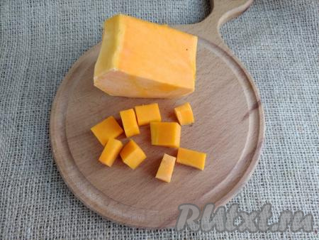 300 грамм тыквы, очищенной от семечек и кожуры, нарезать на кубики с размером стороны около 1 см.