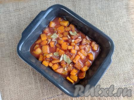 Томатную пасту смешать с водой, а затем вылить в форму с тыквой. Накрыть форму фольгой и готовить тыкву по-гречески в духовке, разогретой до 180 градусов, в течение 15 минут. За это время тыква станет мягкой. Можно дополнительно подрумянить кусочки, открыв фольгу и подержав блюдо в духовке ещё 3 минуты.